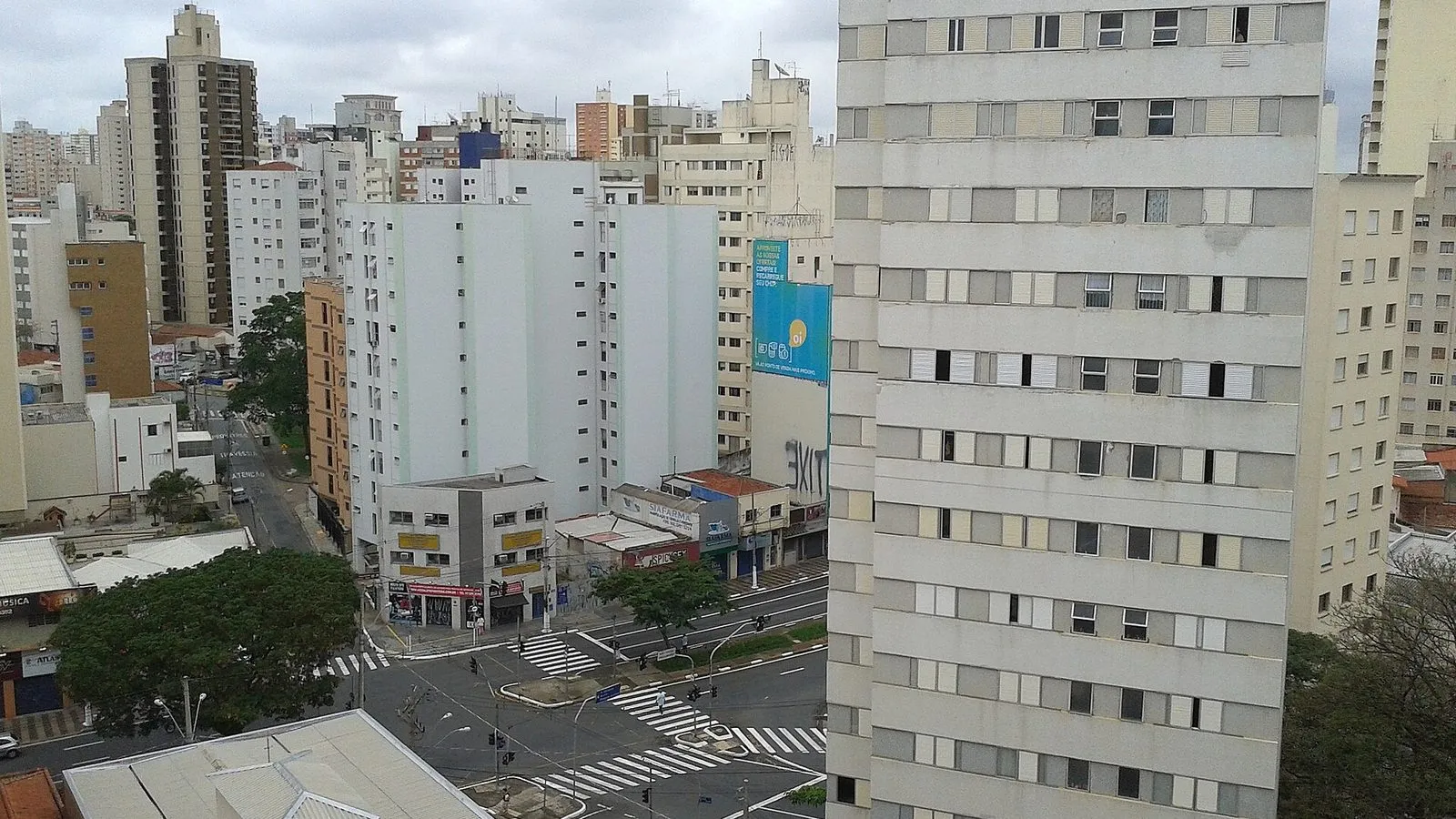 Vista de prédios residenciais do Cambuí, em Campinas