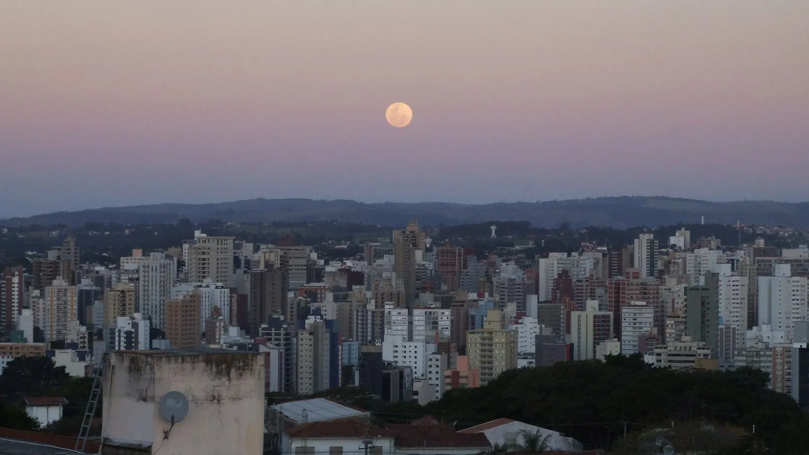 O horizonte de Campinas, a cidade mais populosa do interior paulista.