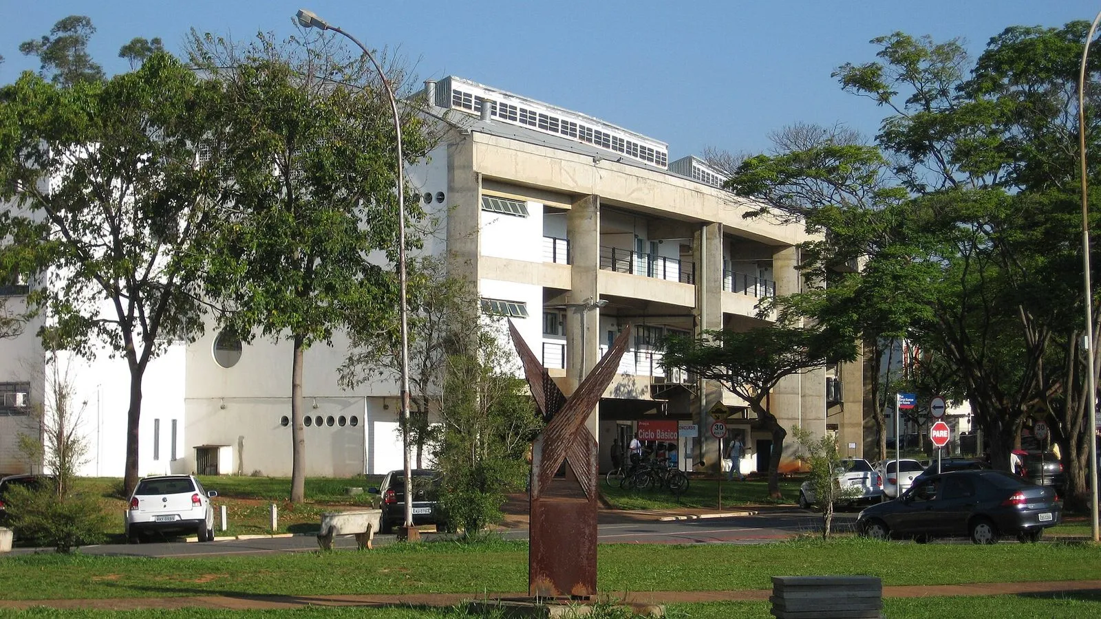 Prédio de salas de aula do Pavilhão Básico no campus da Unicamp, em Barão Geraldo