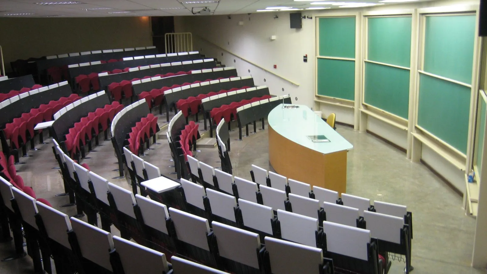 Sala de aula do Ciclo Básico da Unicamp com carteiras vazias